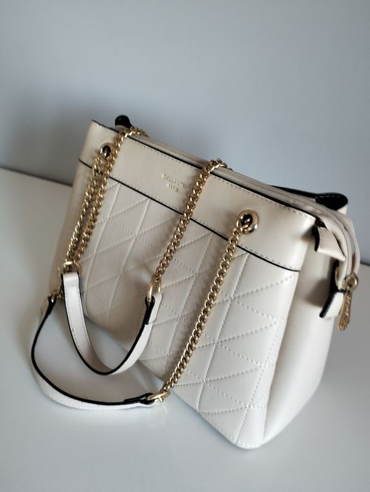 Torebka beżowa na złotym łańcuszku