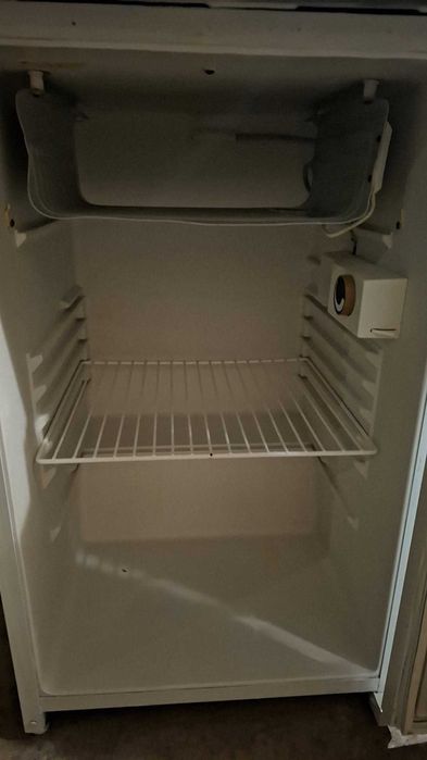 Mini frigorífico a funcionar bem