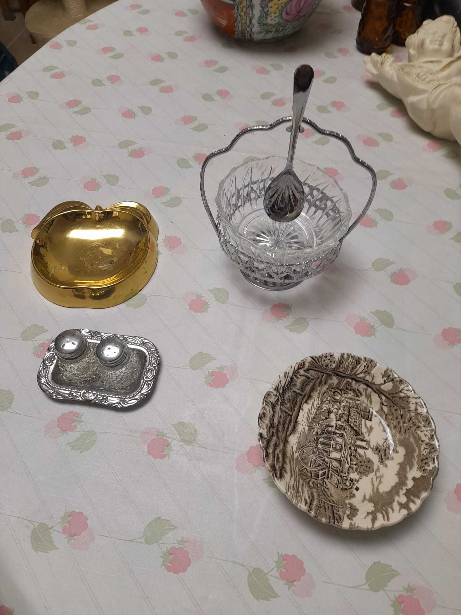 Conjuntos de porcelanas e objetos variados para a casa
