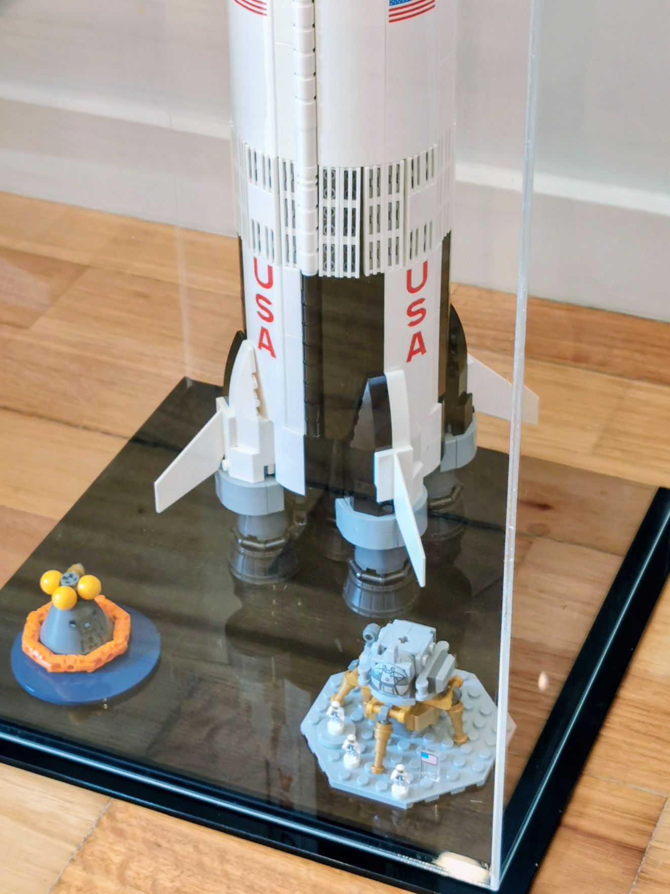 Lego Saturn V + Expositor Acrílico + Caixa e instruções originais