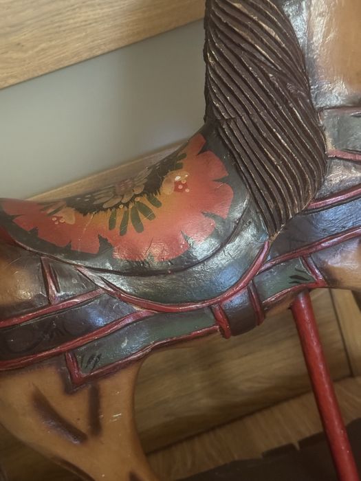 Kon drewniany na noegunach