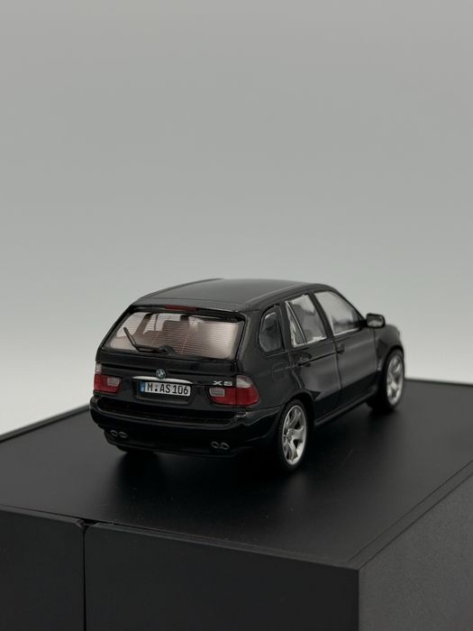 1:43 BMW E53 4.4 MINICHAMPS. Чорний колір.