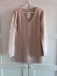 dłuższy różowy sweter