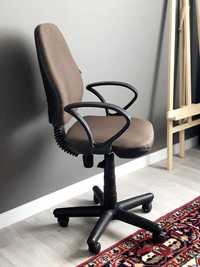Офісне комп'ютерне крісло керівника менеджера на колесах стілець