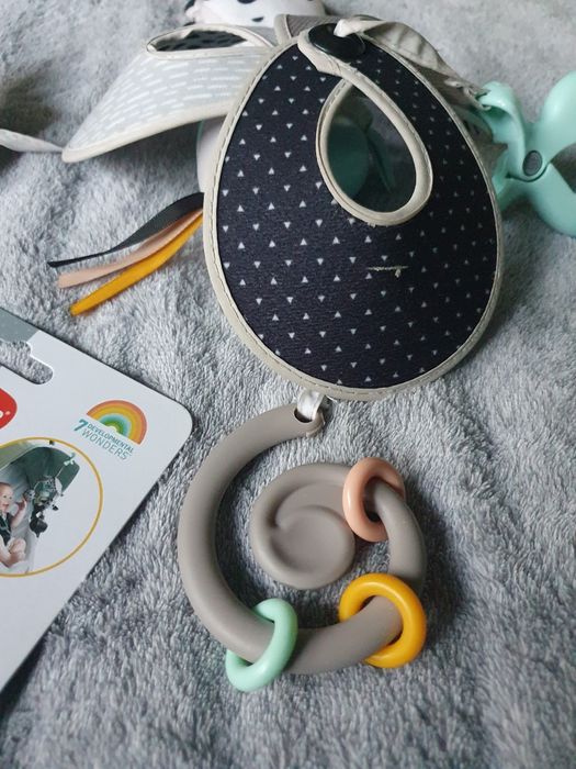 Karuzela do wózka zawieszka parasolka kontrastowa z dzwonkiem TinyLove