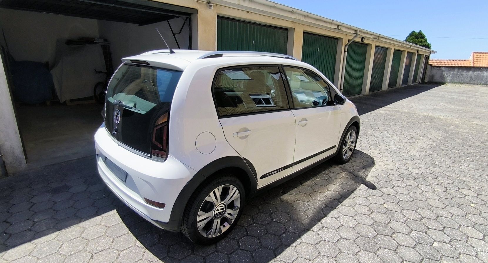 Volkswagen Cross UP