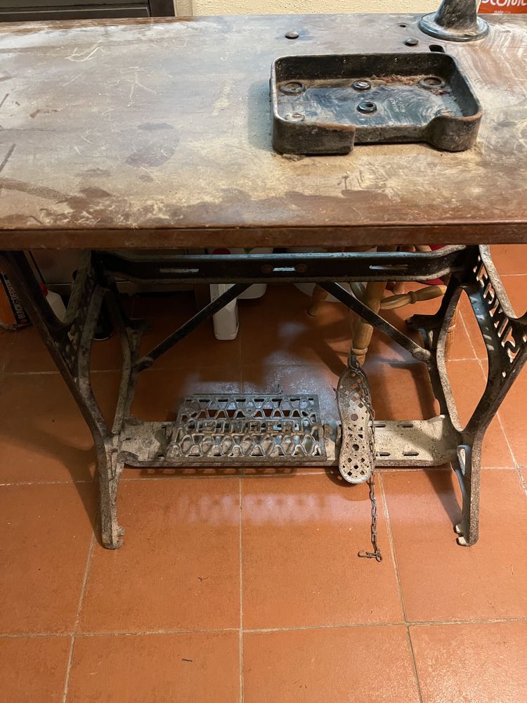 Máquina de costura cose e corte industrial antiga