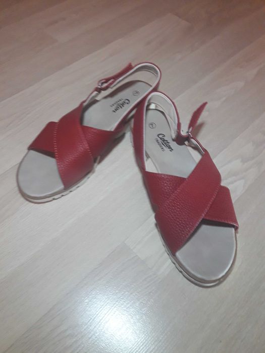 Босоніжки фірми COTON traders розмір 39 або 7 довжина устілки 25.5 см.