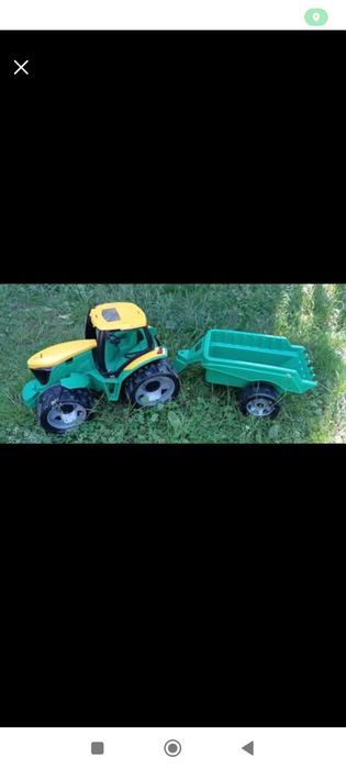 Duży traktor z przyczepą