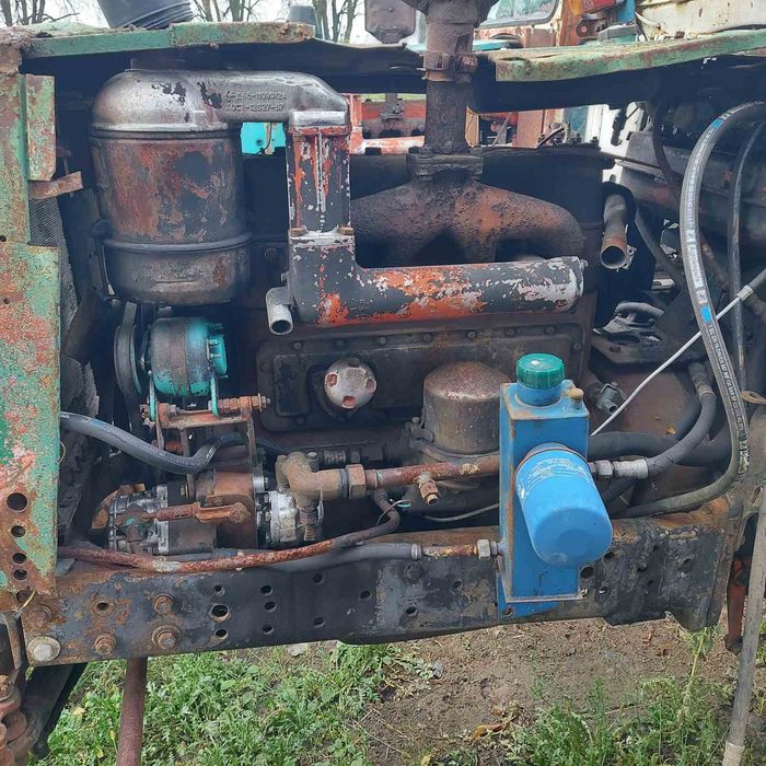 Трактор ЮМЗ 6 в робочему стані