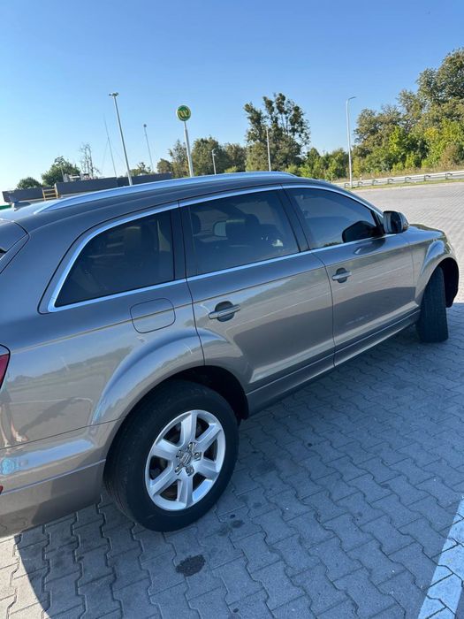 Ауді Q7 2012 р. Машина на повному ходу.