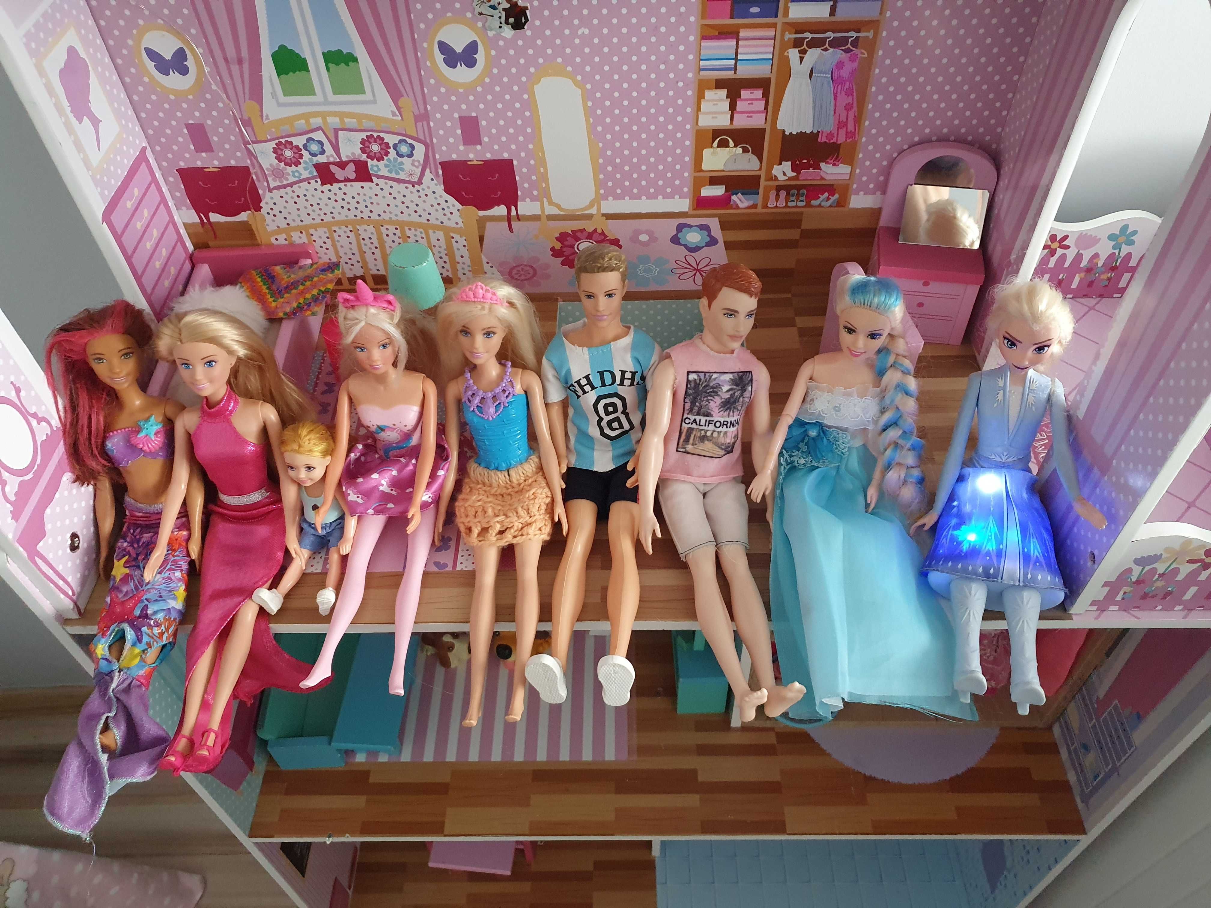 Domek Barbie XXL na kółkach z LED +lalki
