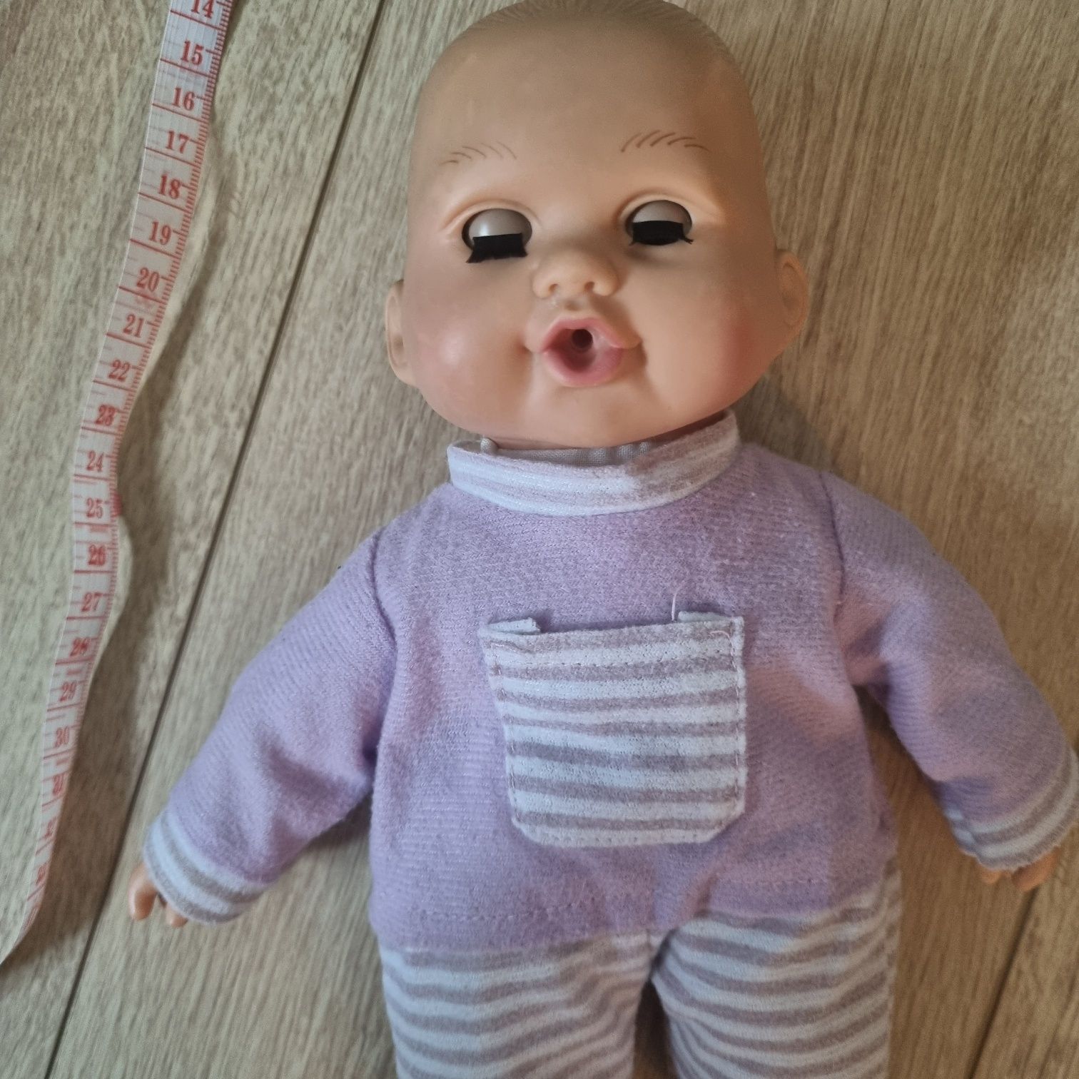 Siedzisko dla lalki z lalką