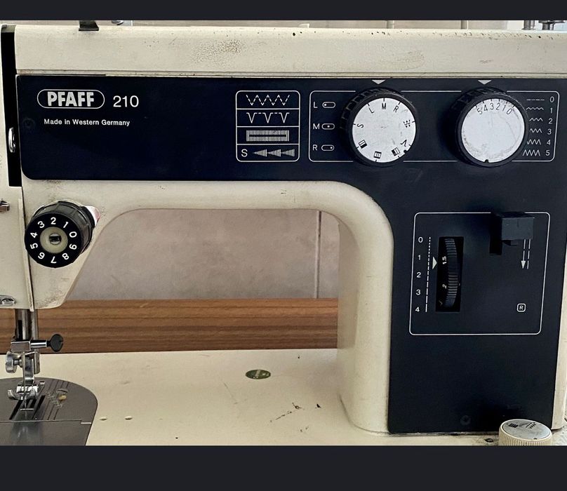 Máquina Costura Elétrica com Móvel