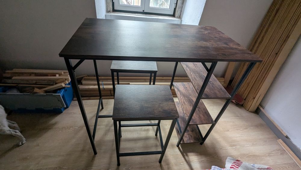 Mesa alta e dois bancos