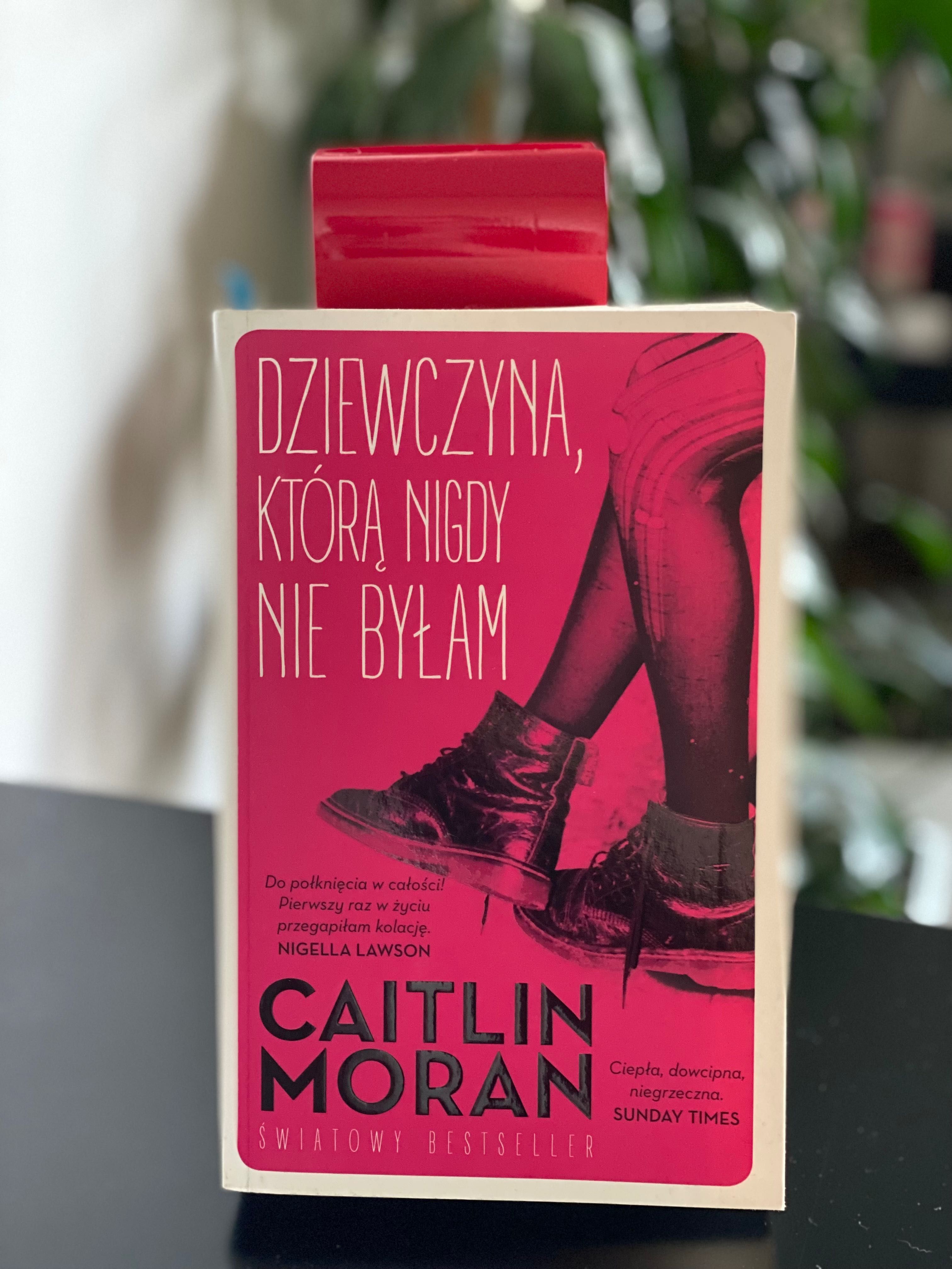 Zabawna i wnikliwa „Dziewczyna, którą nigdy nie byłam” Caitlin Moran