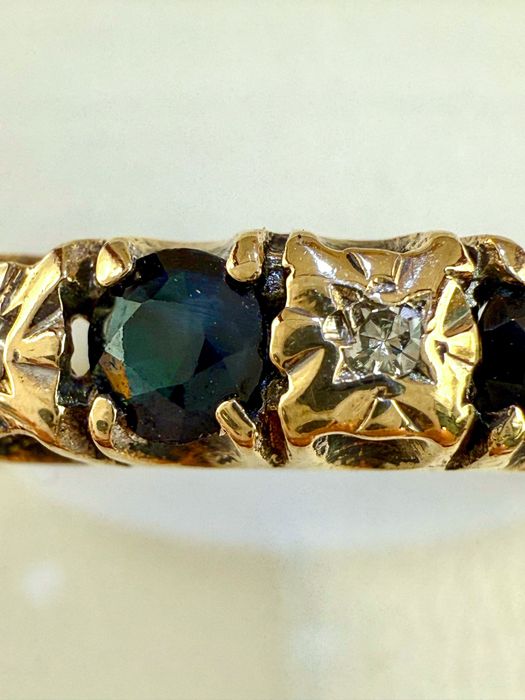 Złoty pierścionek z szafirami i diamentami