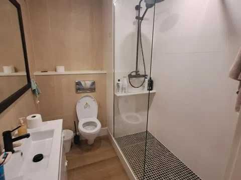 Quarto para alugar num T2 a distância a pé do Campo Grande