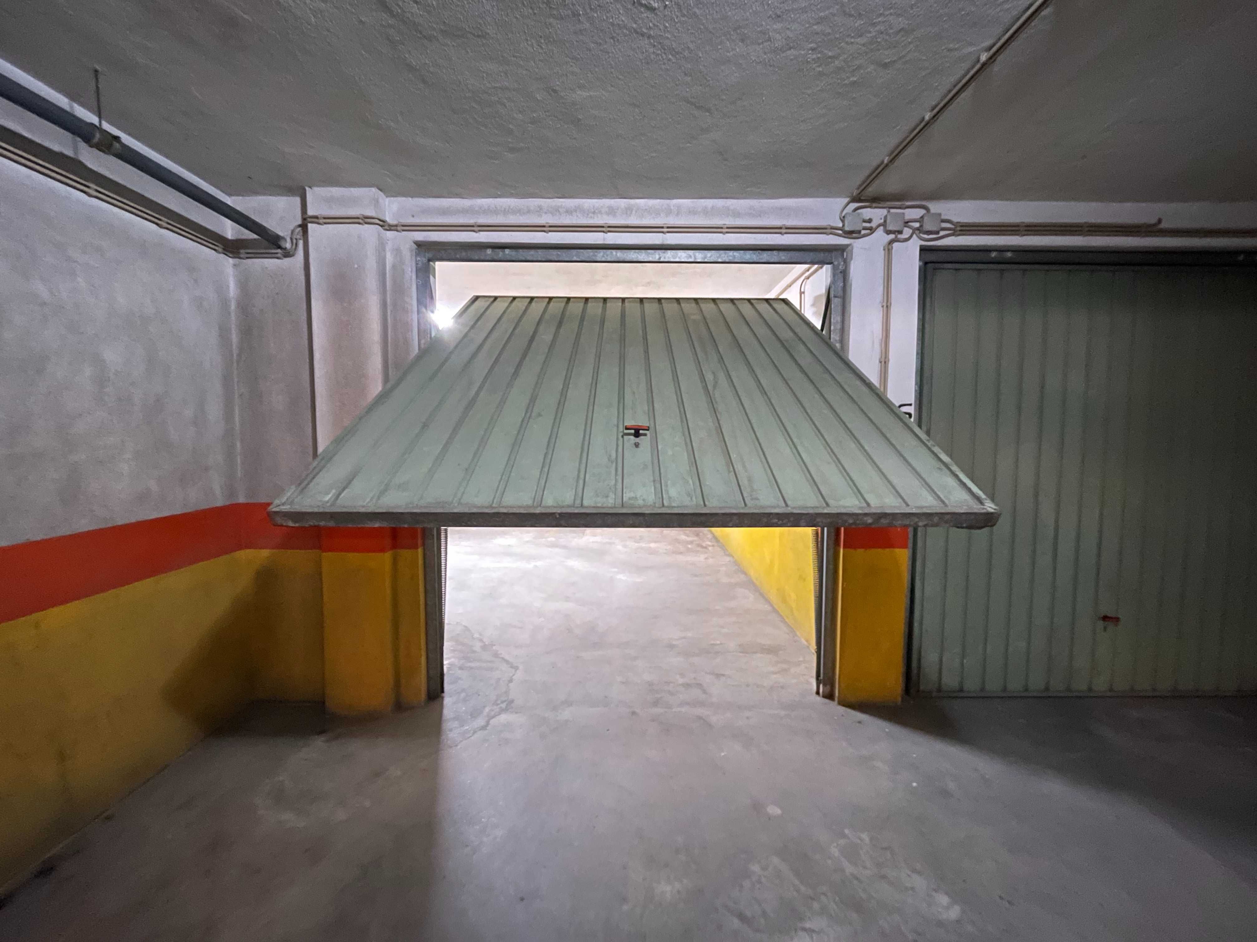 Garagem fechada com 36 metros quadrados