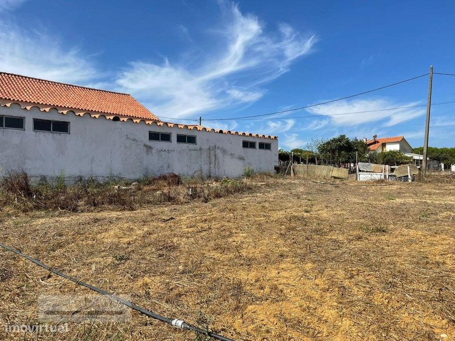 Terreno para construção de 2 fogos, com um armazem de 120 m2, em Za...