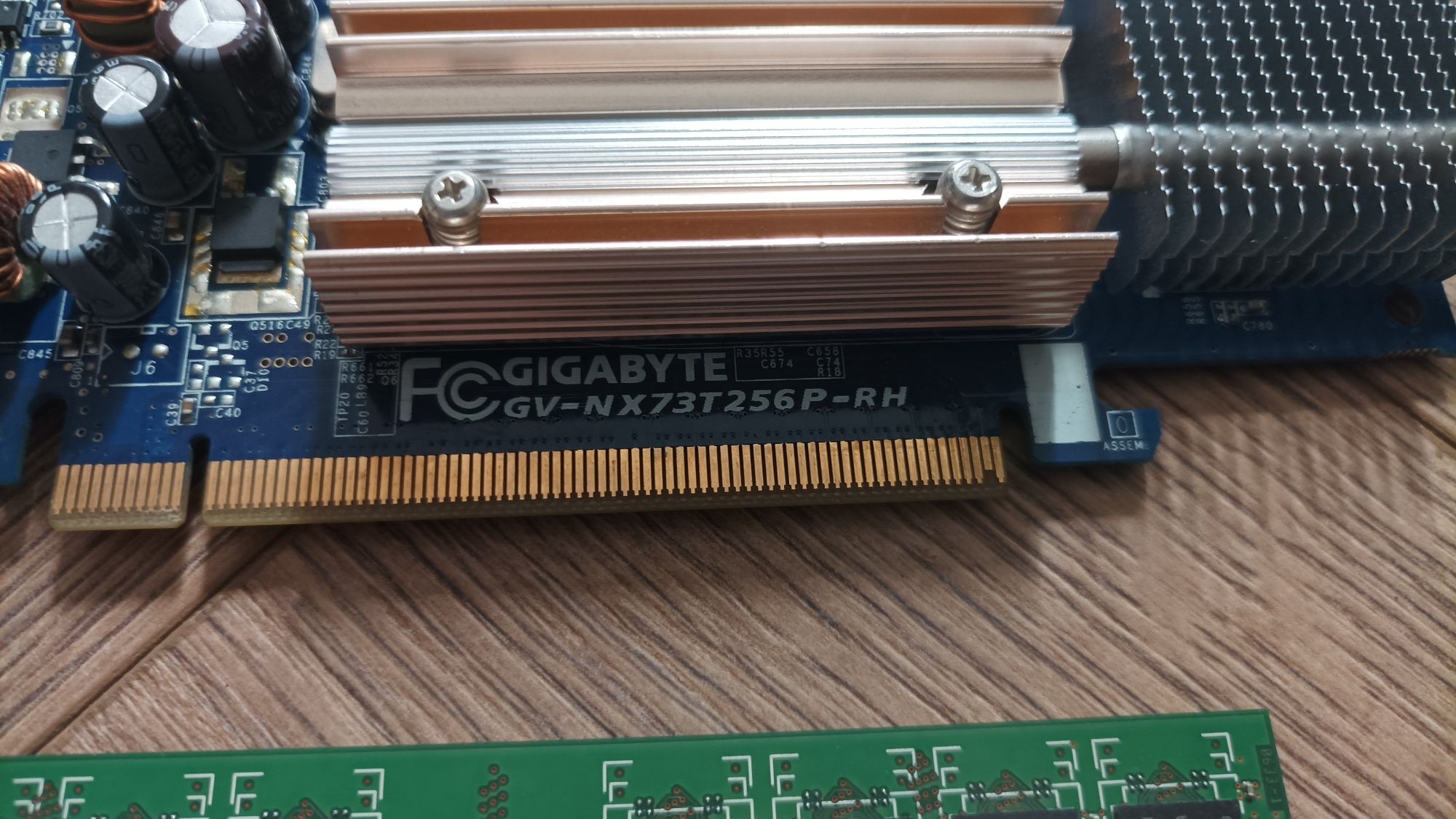 Karta graficzna Gigabyte + kości pamięci i karta WiFi
