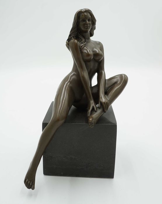 AKT nagiej kobiety-figura z brązu siedząca naga kobieta