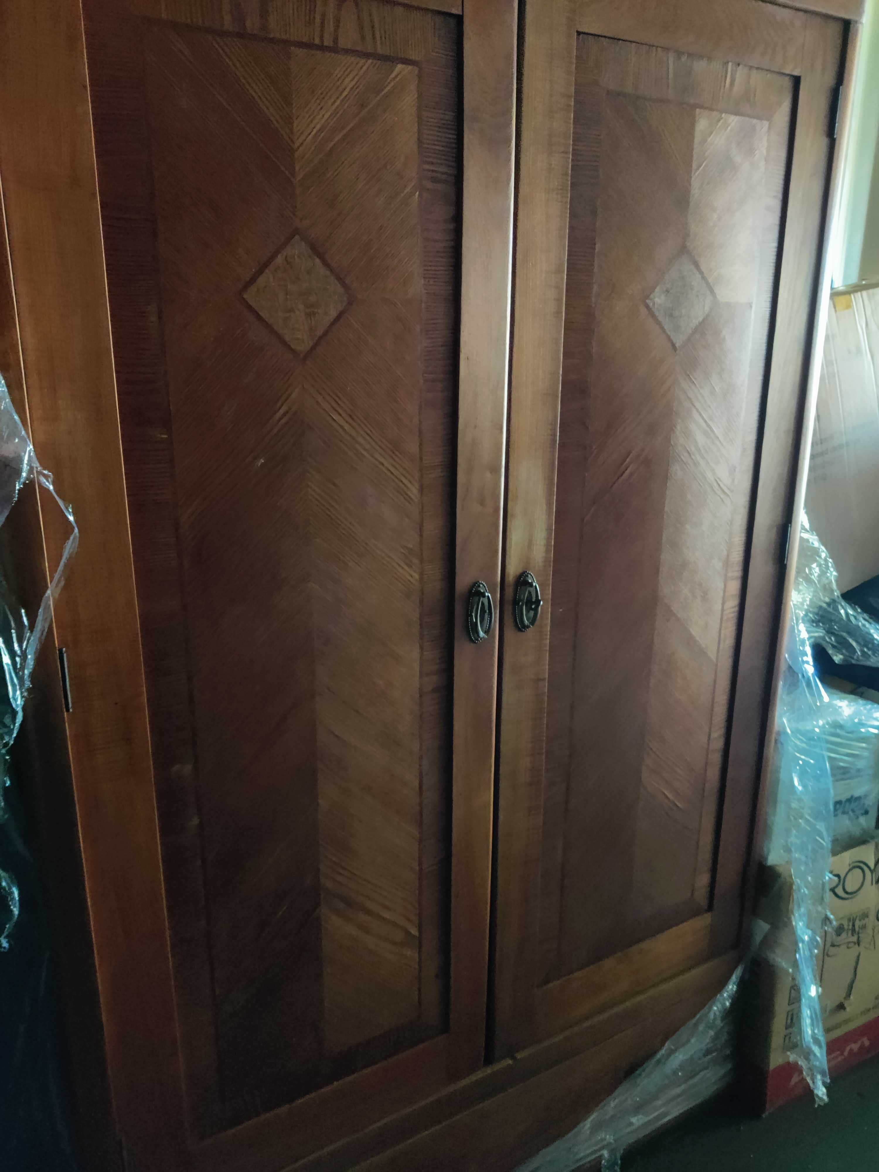 Piękne drewniane szafy
