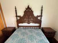 Cama de madeira + mesinha de cabeceira