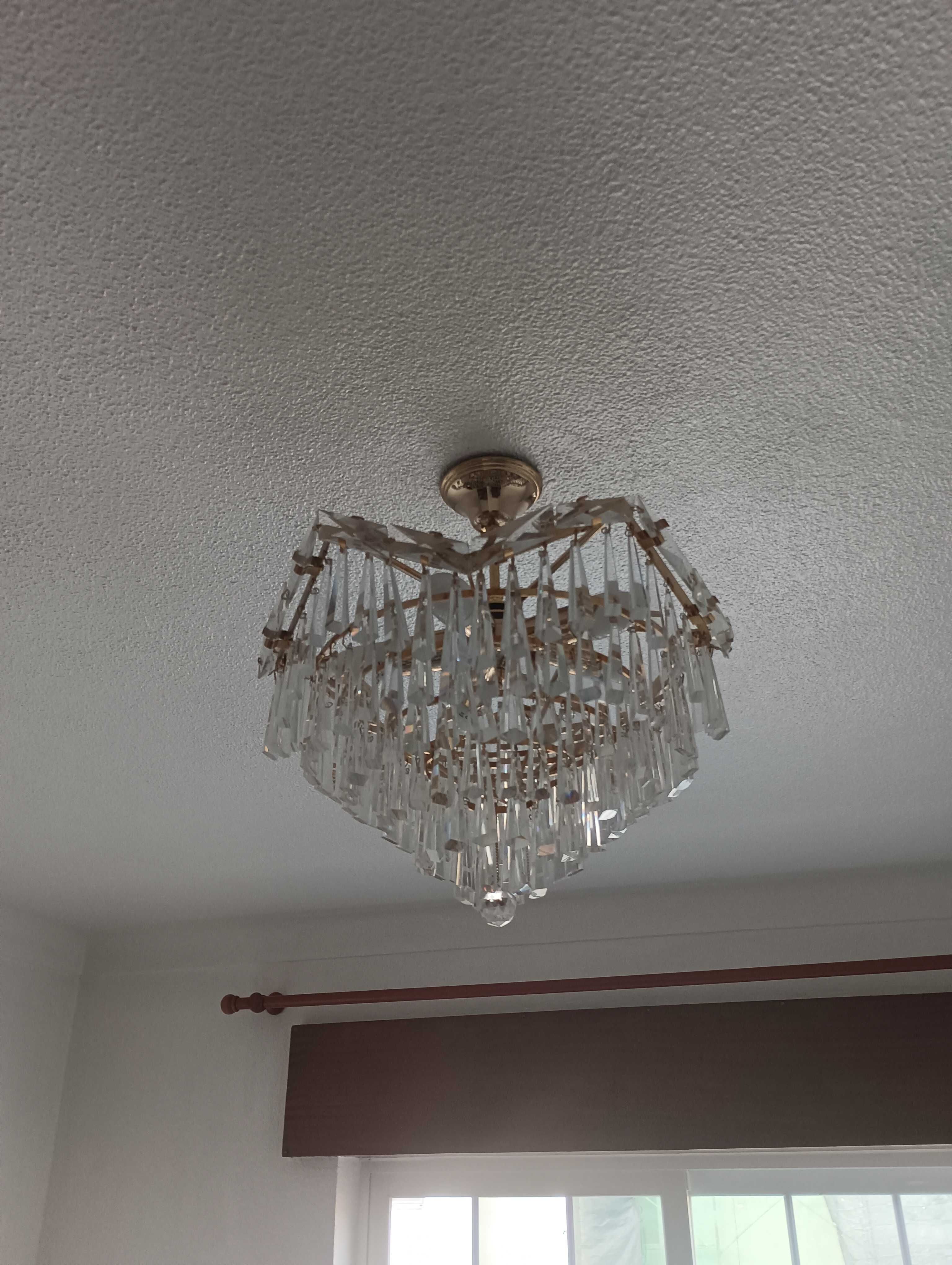 Lustre com cerca de 40 cm diâmetro