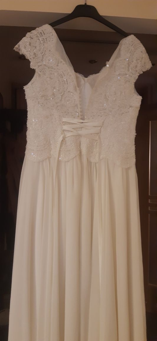Suknia ślubna w kolorze białym
