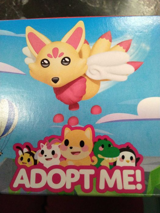 Brinquedo com autocolantes e caixa