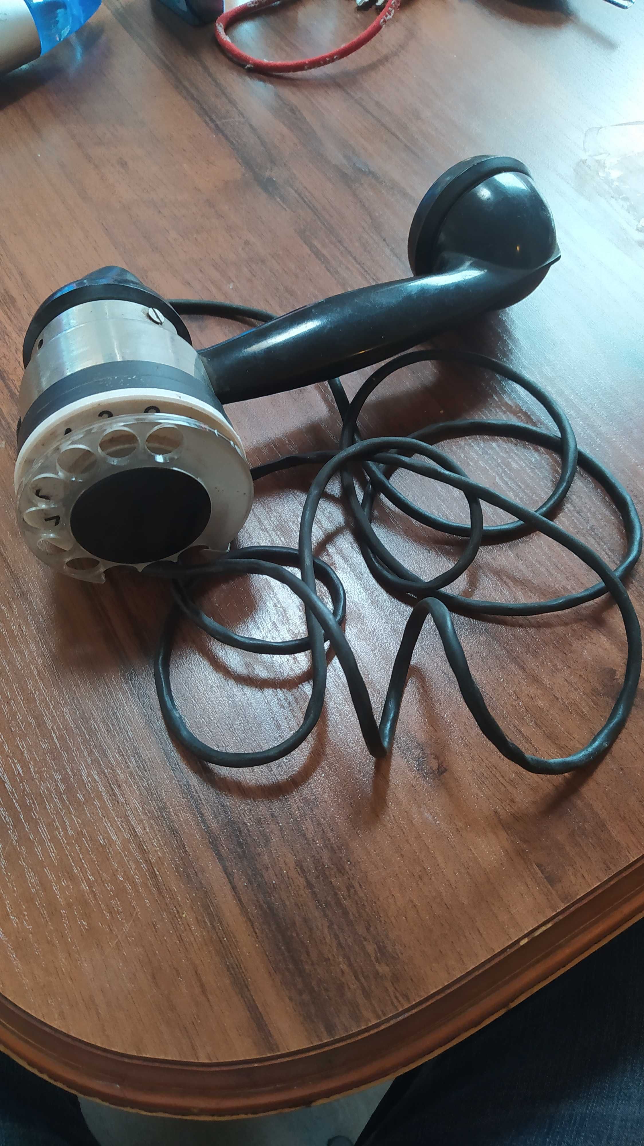 Stary telefon-słuchawka montera RWT