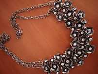 Colar preto e prateado