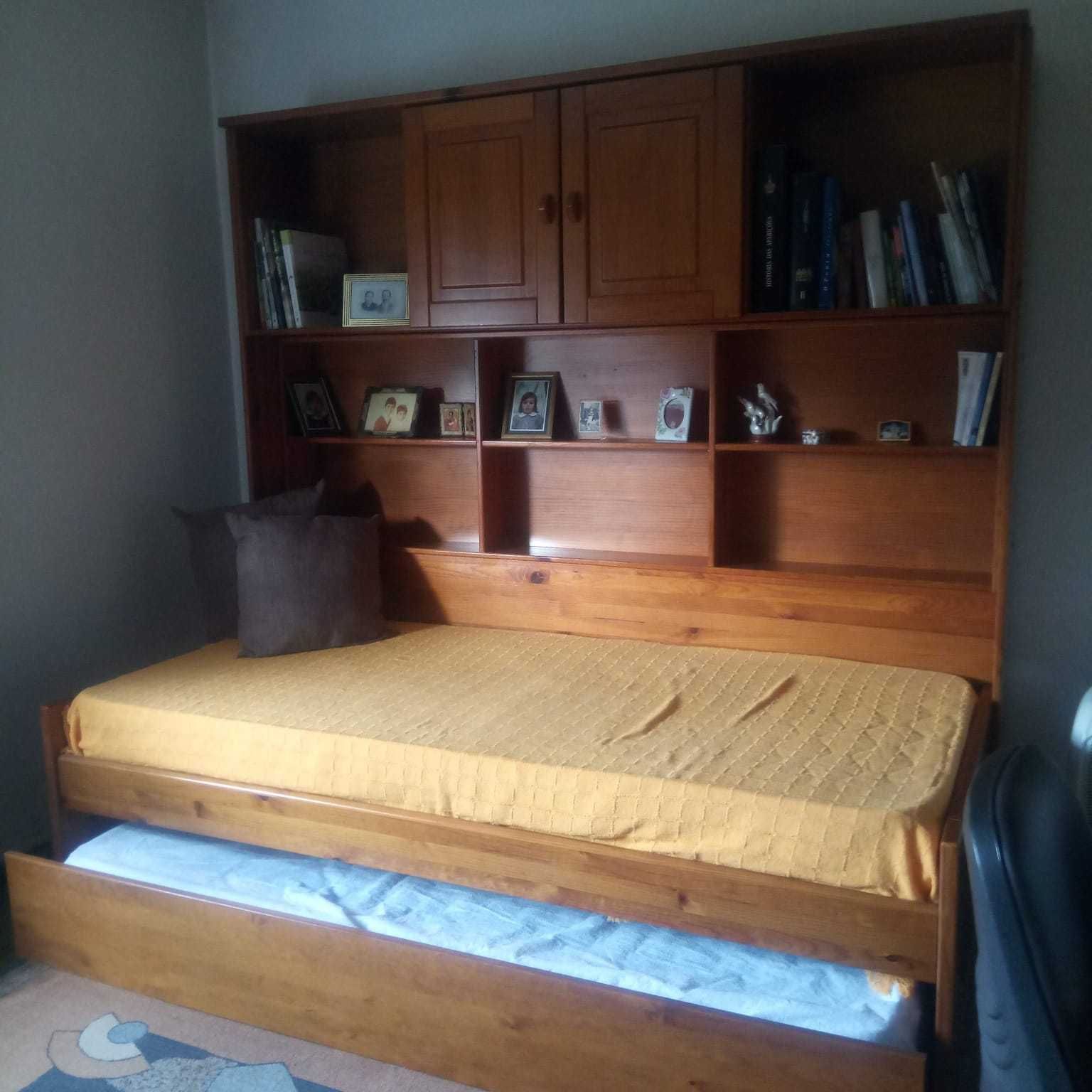 Vendo Cama de solteiro dupla com colchão e escrivaninha.