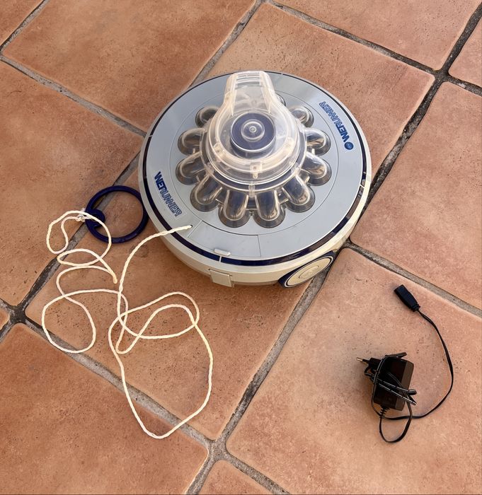 Aspirador robot inteligente limpa fundos de piscina a bateria.