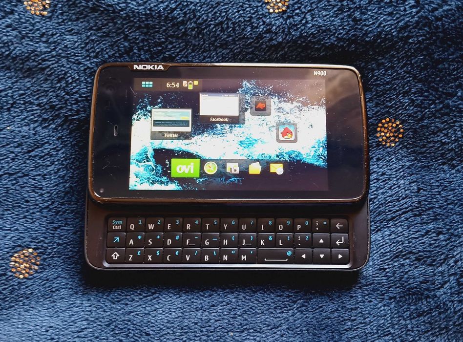Nokia N900 telefon z klawiaturą QWERTY + dwie dodatkowe baterie