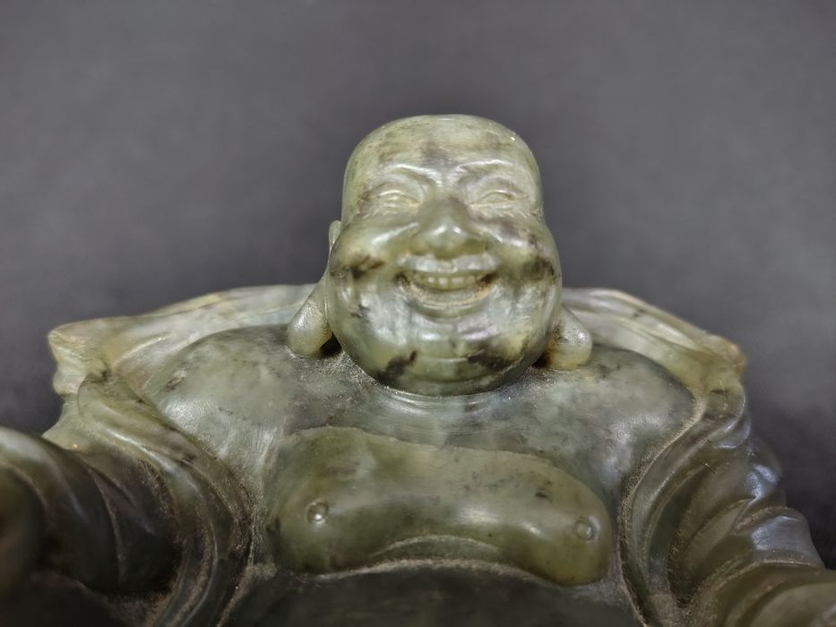 Uśmiechniety kamienny Budda Azja orient jadeit