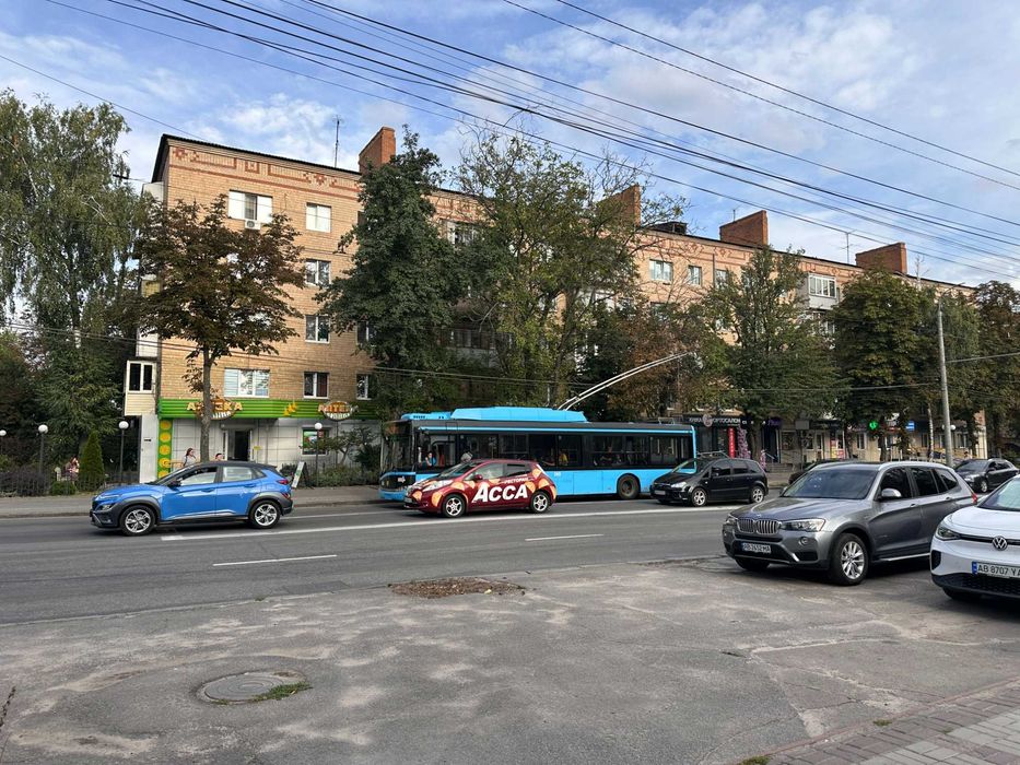 Продаж фасадного приміщення поруч з лікарнею Київська