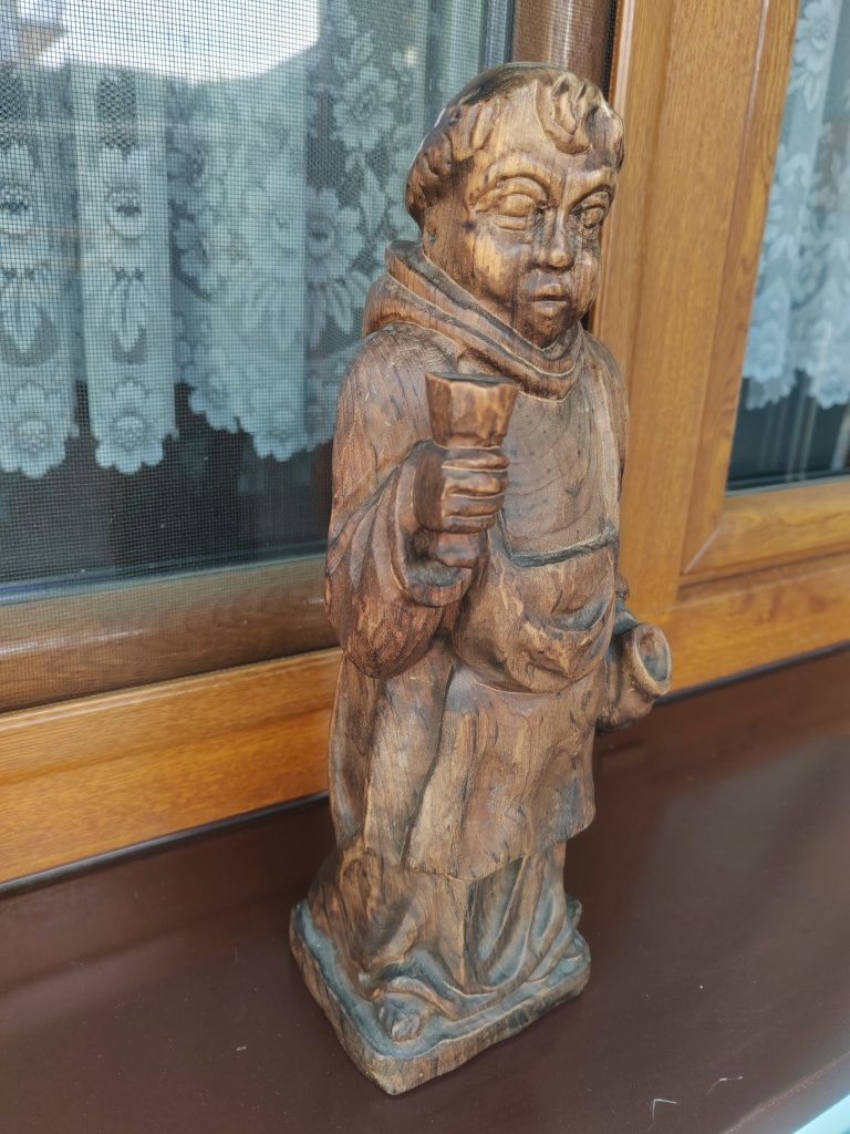 Drewniana figurka mnicha z piwem