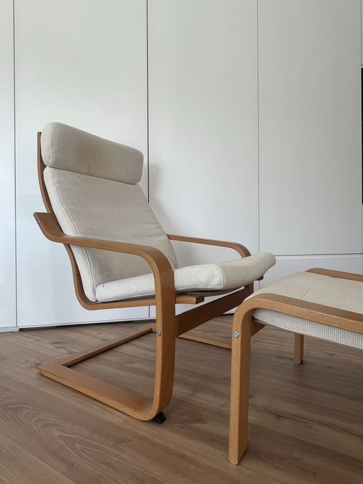 Poltrona e repousa pés POÄNG da IKEA