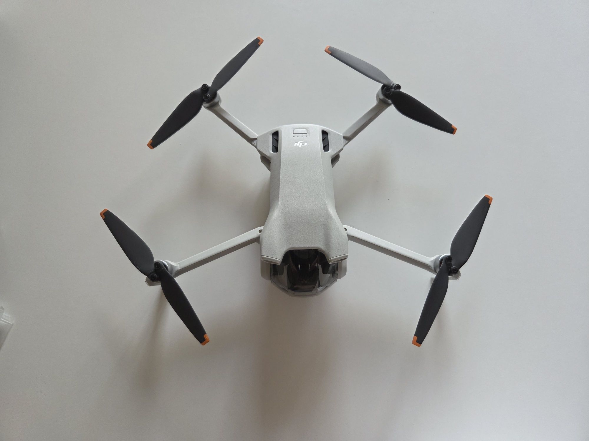 DJI Mini 3 z bogatym zestawem akcesoriów – stan idealny!