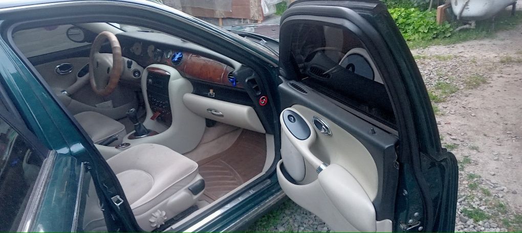 Продаю машину Rover 75