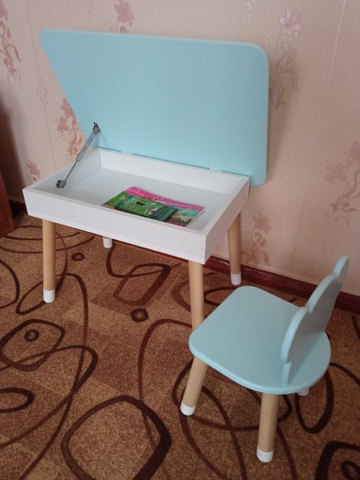 Дитяча парта з пеналом і стільчиком
