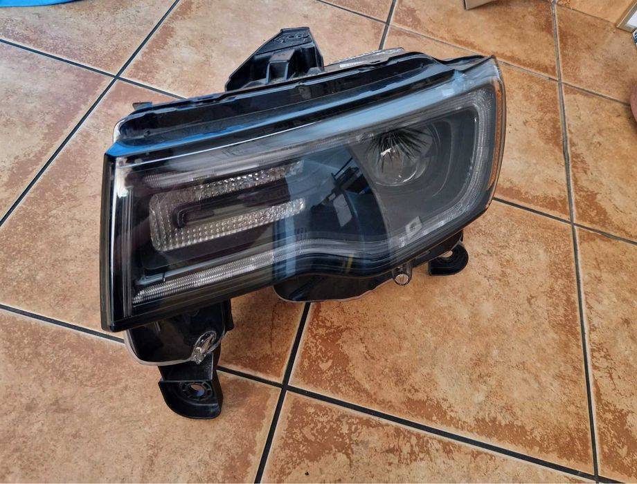 Lampa przód przednia lewa Jeep Cherokee WK2 lift 19- USA Bixenon