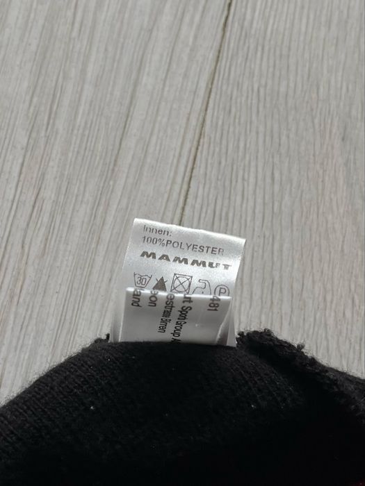 Чорна шапка Mammut Tweak Beanie Vintage с червоним логотипом мамонта