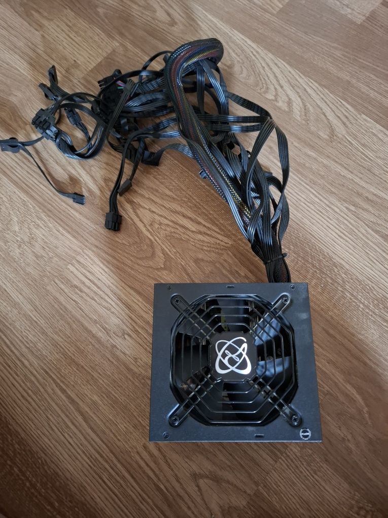 XFX TS 550W 80+ Bronze – Fonte de Alimentação Fiável