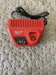 MILWAUKEE Carregador de Baterias 12V