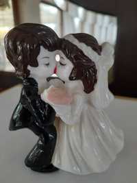 Figurka porcelanowa, Całująca się para młoda