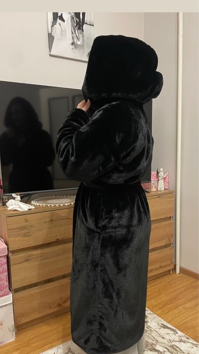 Шуба чорна, нова, пояс в комплекті