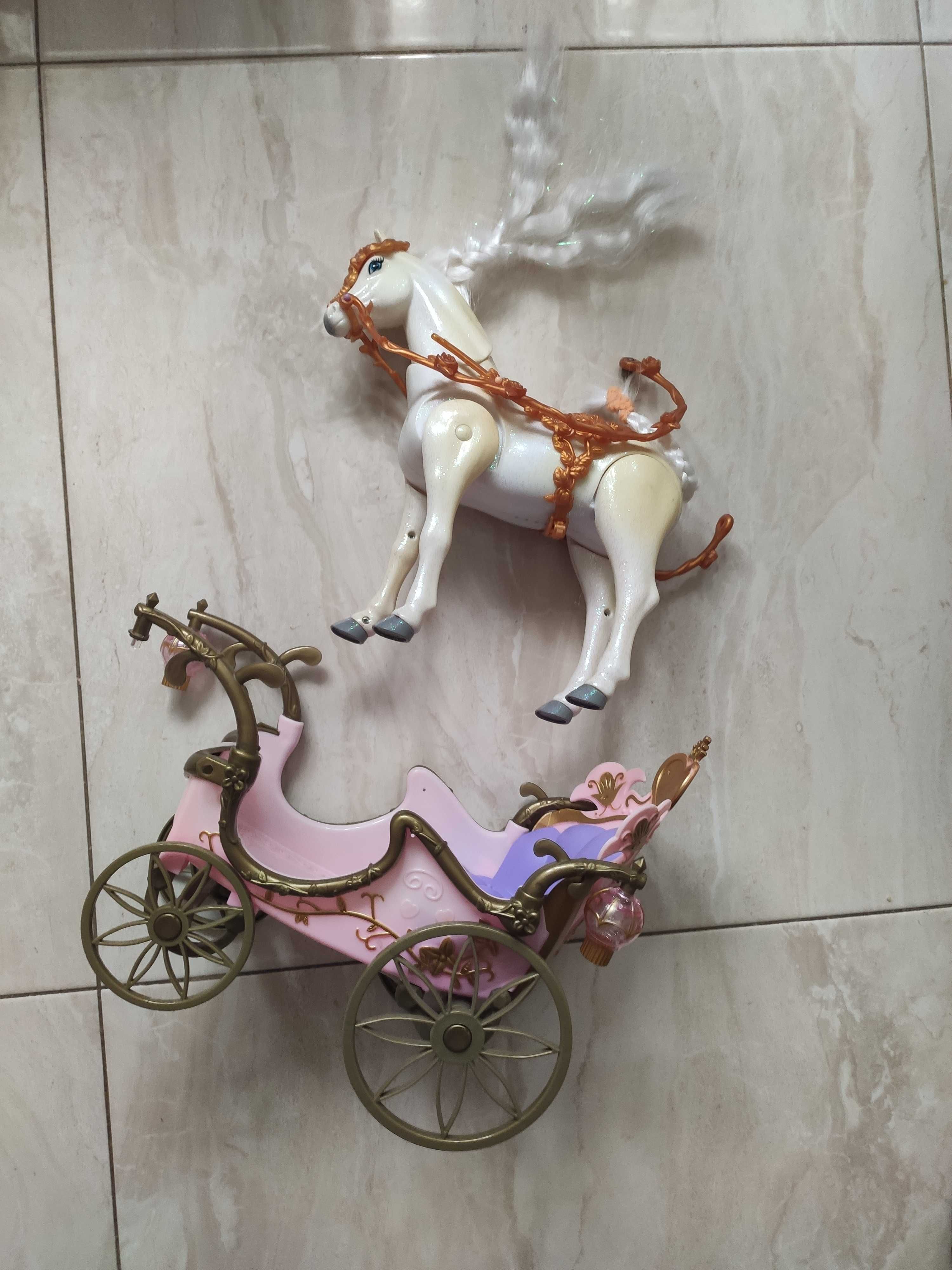 Karoca dla lalek Barbie z chodzącym koniem.